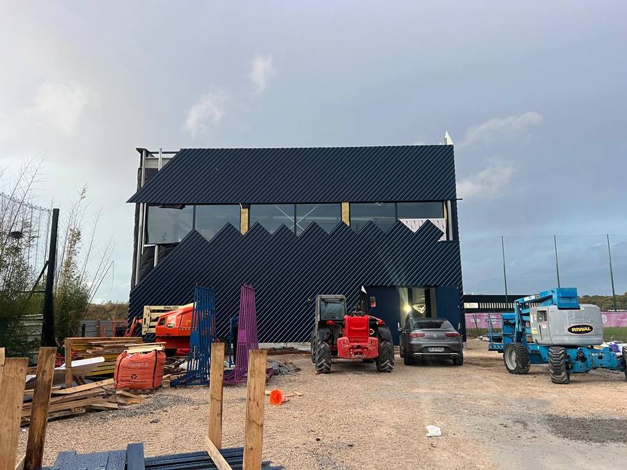Chantier du bâtiment vestiaires du Camp des Loges (78) — vue 2
